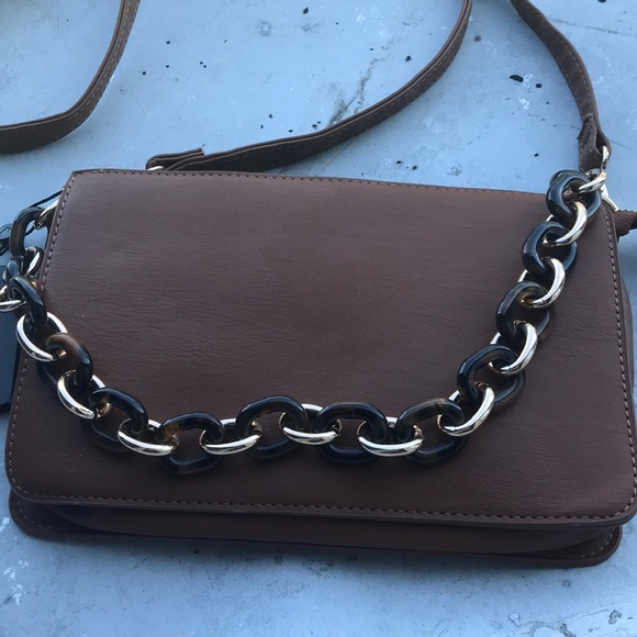 IN Chain Cross Body Bag - Picture 2 of 6